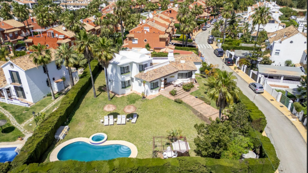 4 Bedroom Villa for Sale in Estepona