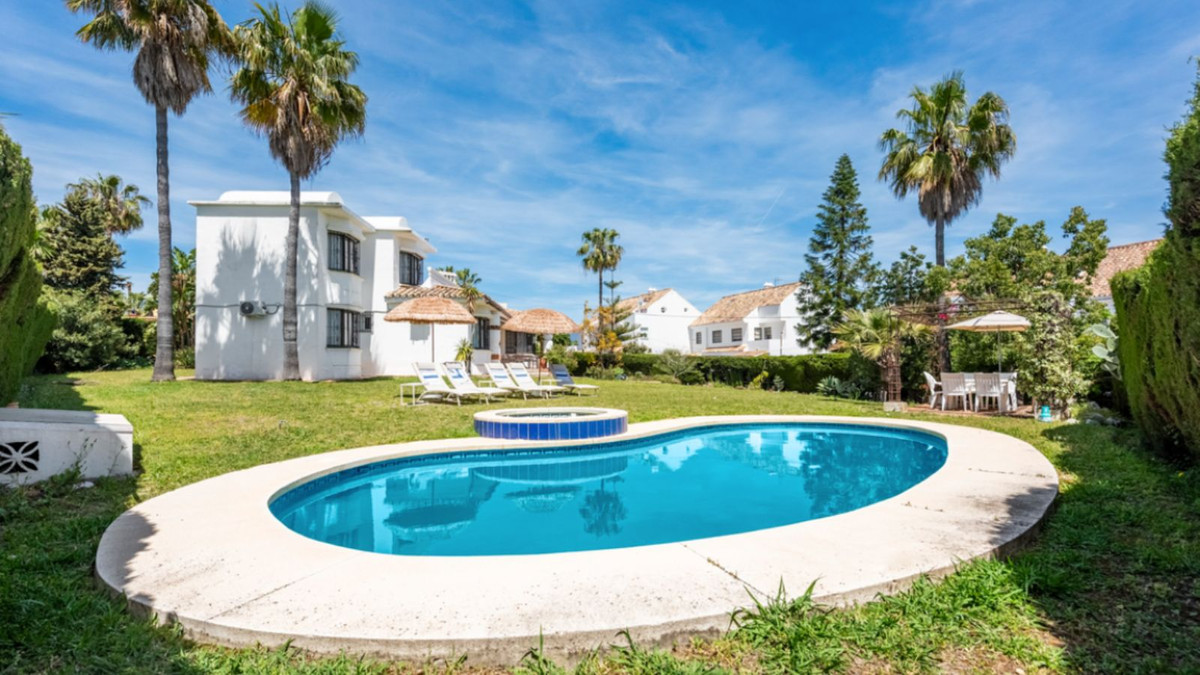 4 Bedroom Villa for Sale in Estepona — 2