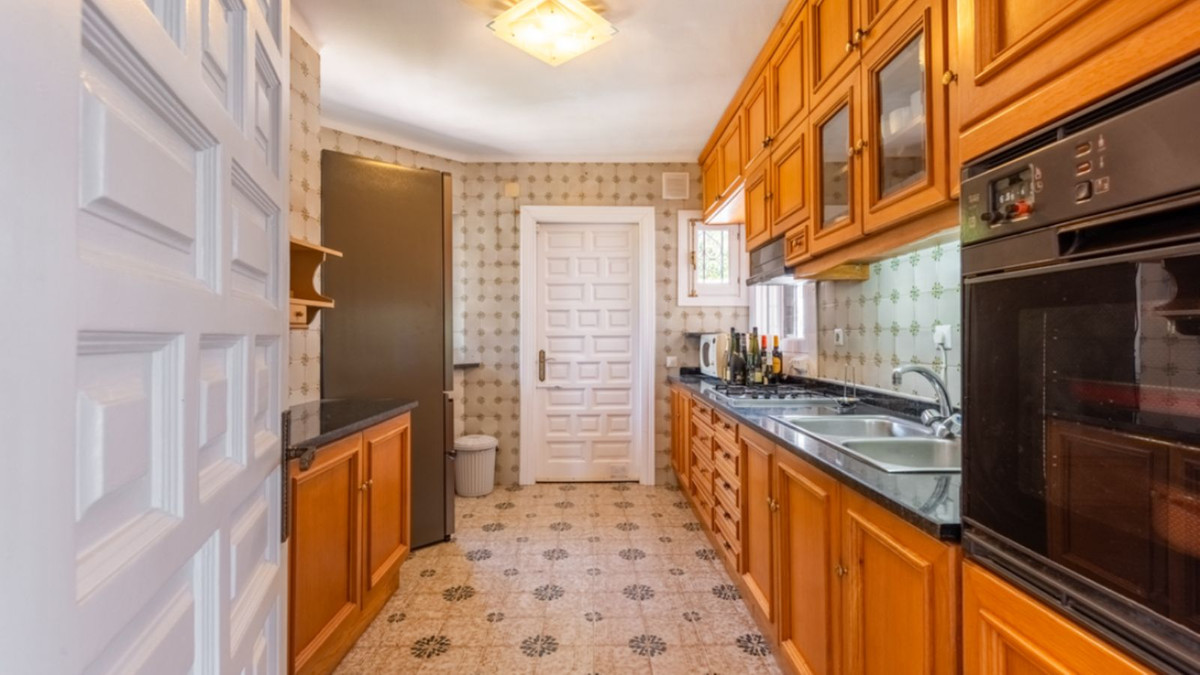 4 Bedroom Villa for Sale in Estepona — 7