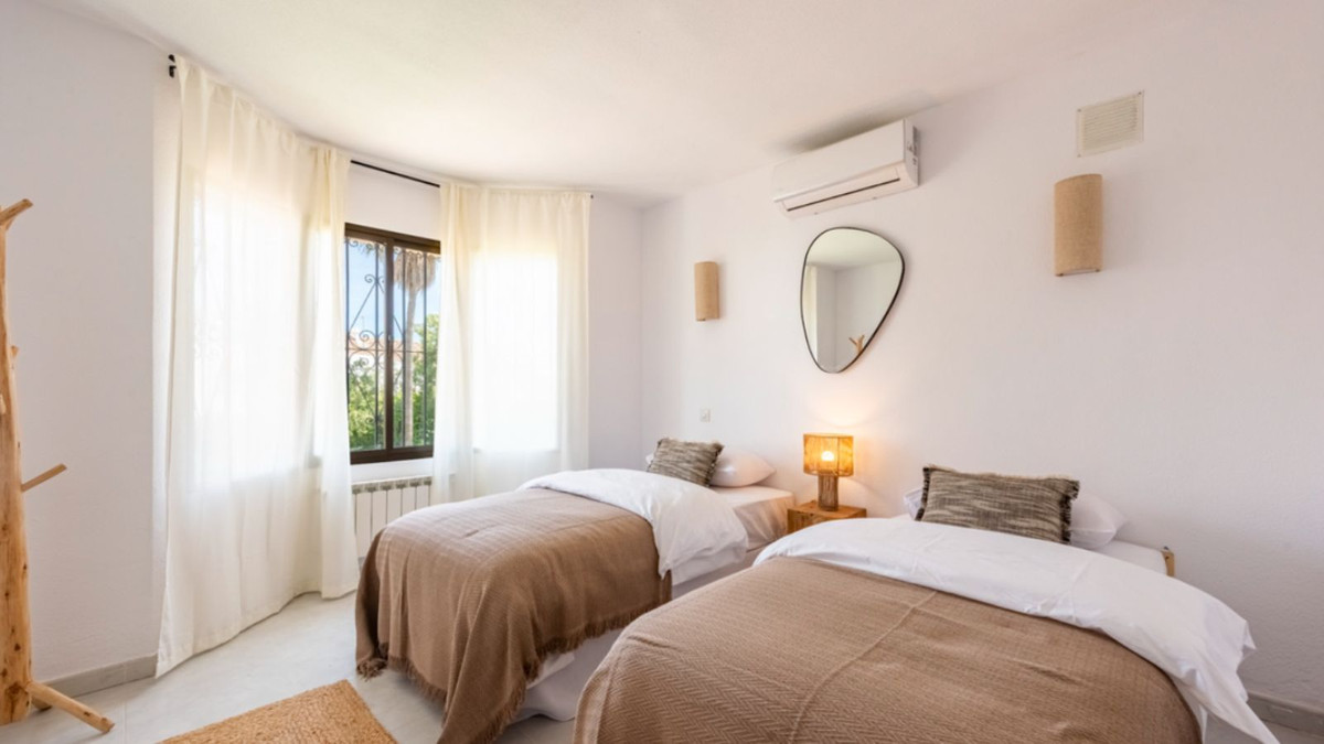 4 Bedroom Villa for Sale in Estepona — 9