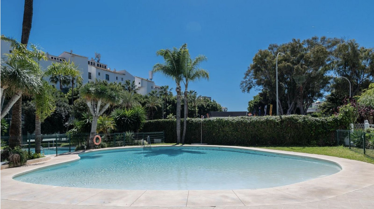 4 Bedroom Apartment for Sale in Puerto Banús — 2