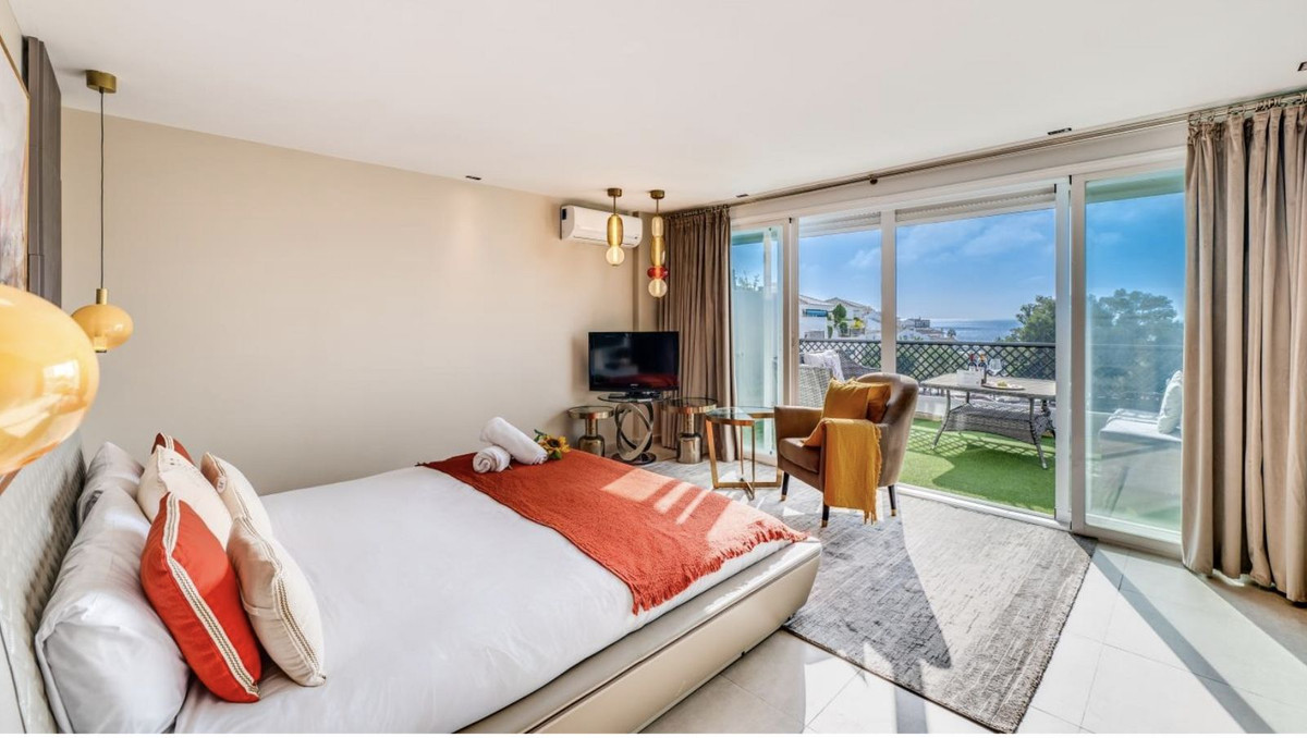 4 Bedroom Apartment for Sale in Puerto Banús — 8