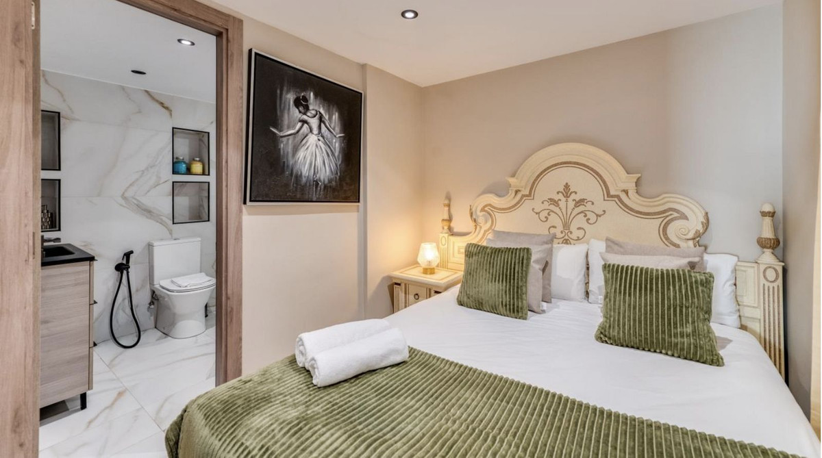 4 Bedroom Apartment for Sale in Puerto Banús — view 10