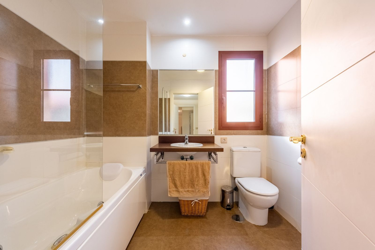 3 Bedroom Apartment for Sale in Benahavís — view 10
