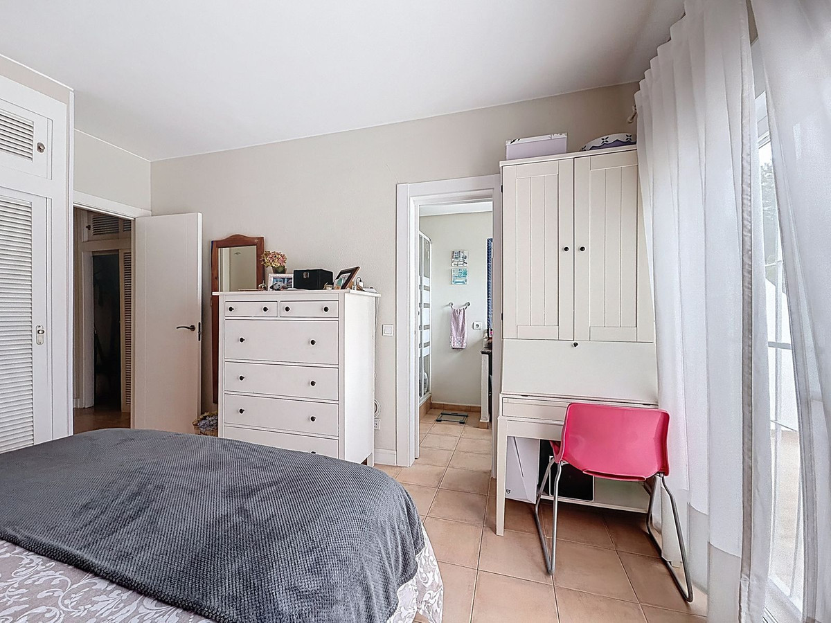 4 Bedroom Villa for Sale in Nagüeles — view 20