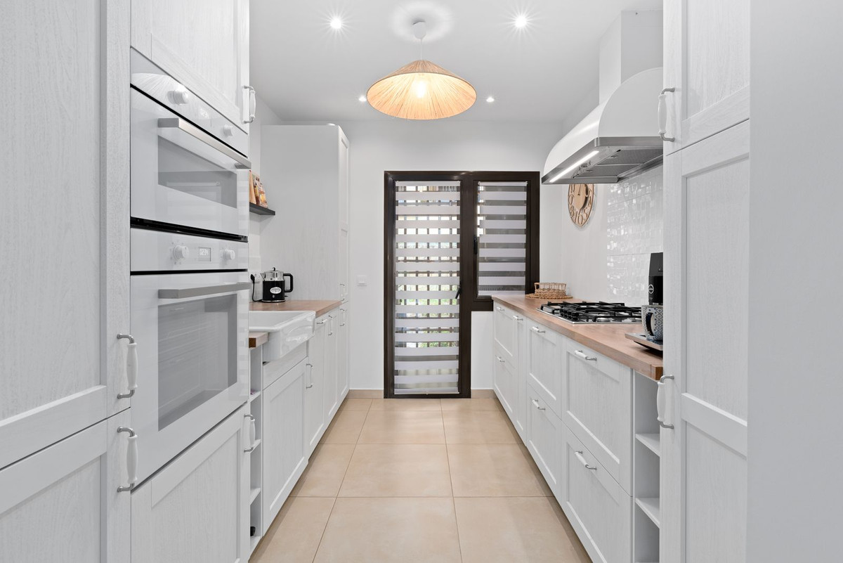 3 Bedroom Apartment for Sale in Estepona — view 12