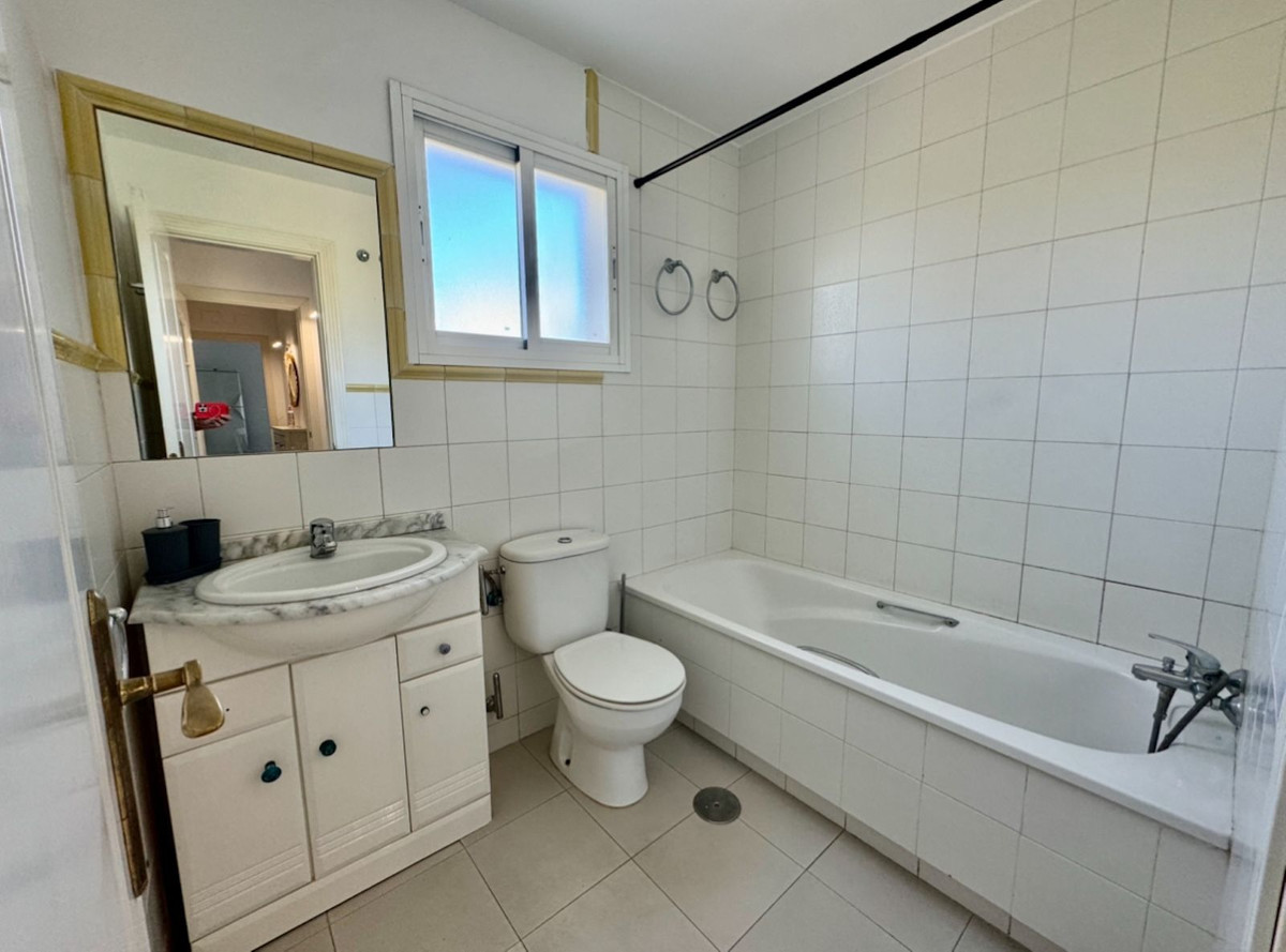 3 Bedroom Apartment for Sale in Guadalmina Baja — view 14