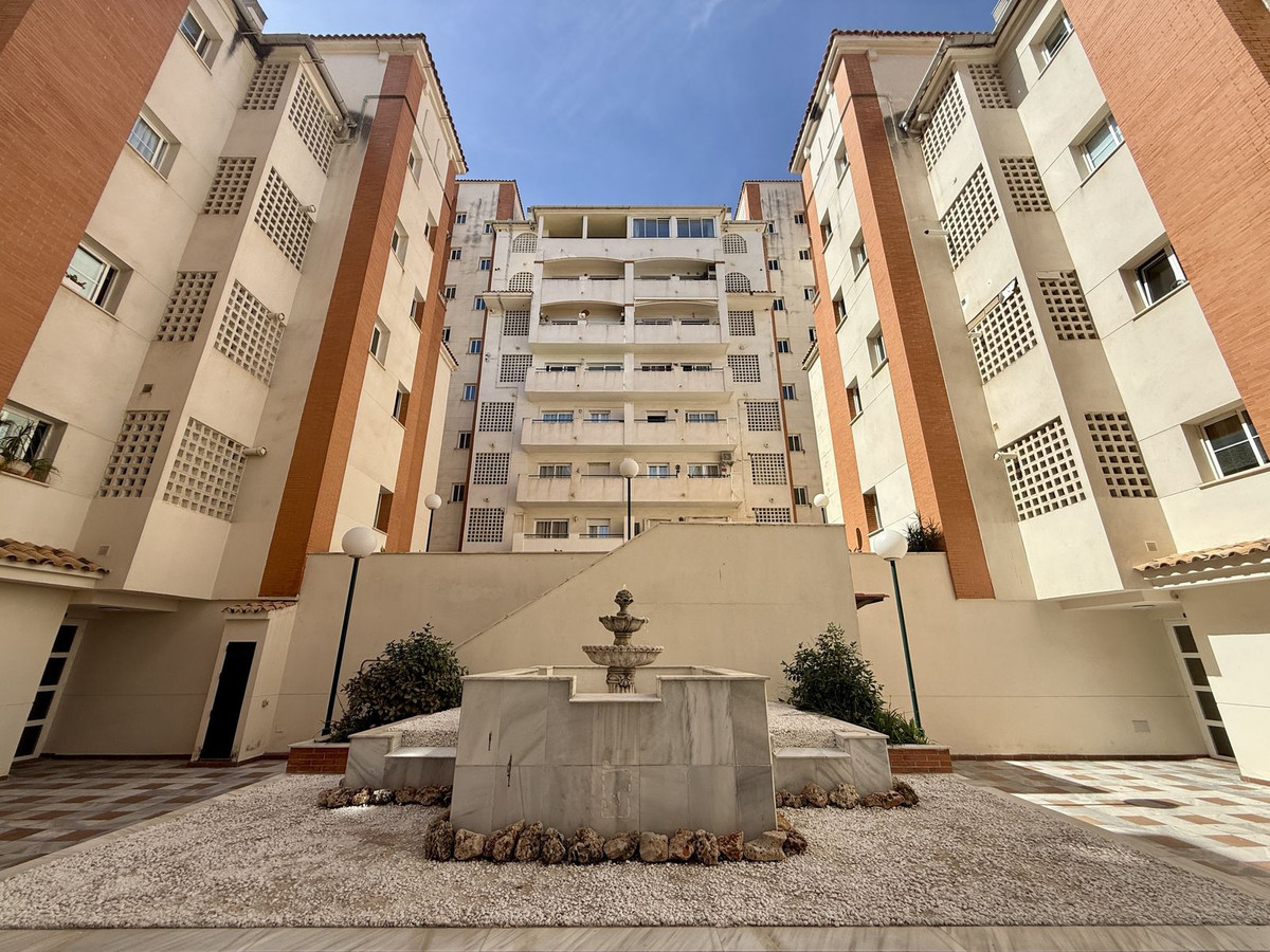 3 Bedroom Apartment for Sale in Estepona — 3