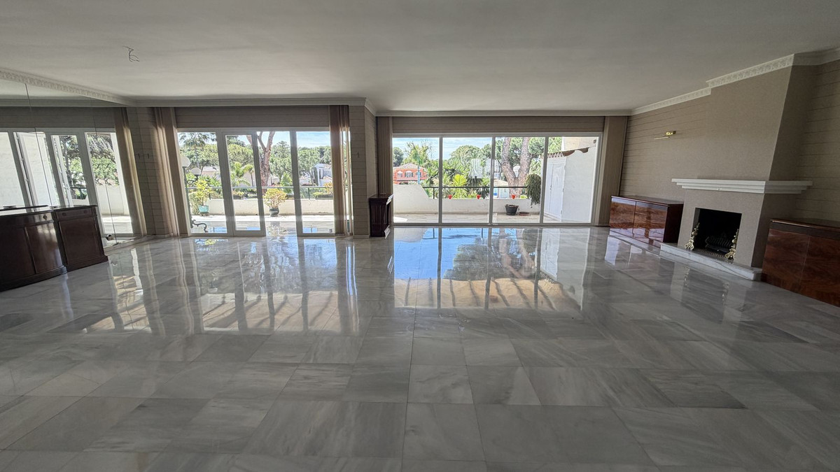 3 Bedroom Apartment for Sale in El Presidente — 3