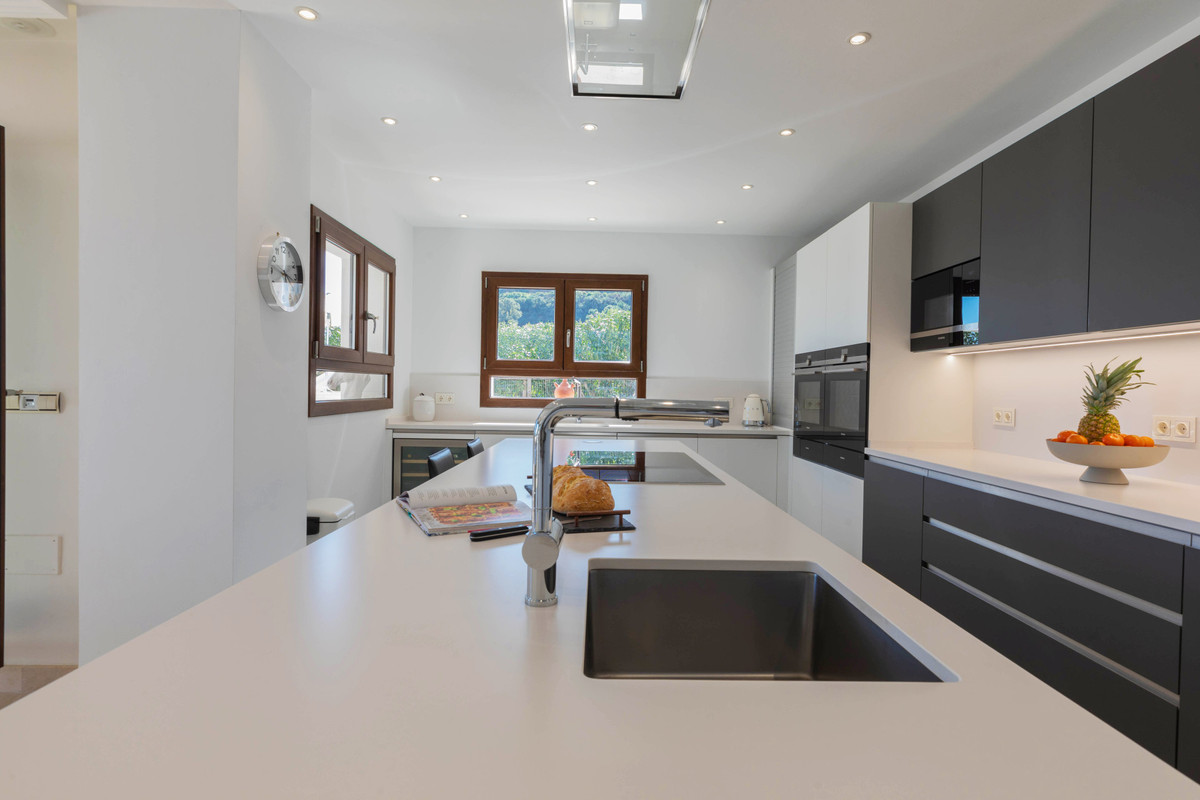 4 Bedroom Villa for Sale in Benahavís — 9