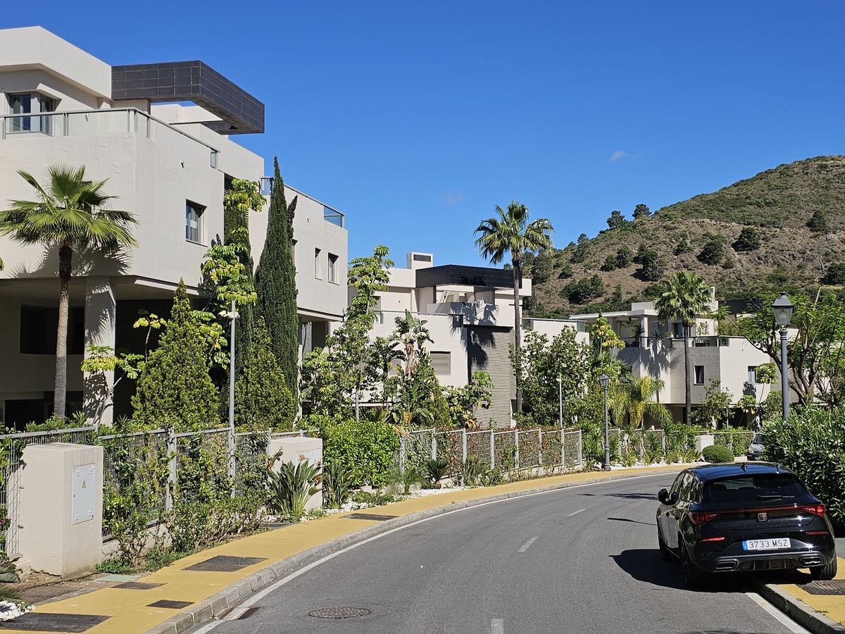 3 Bedroom Apartment for Sale in Benahavís — 2
