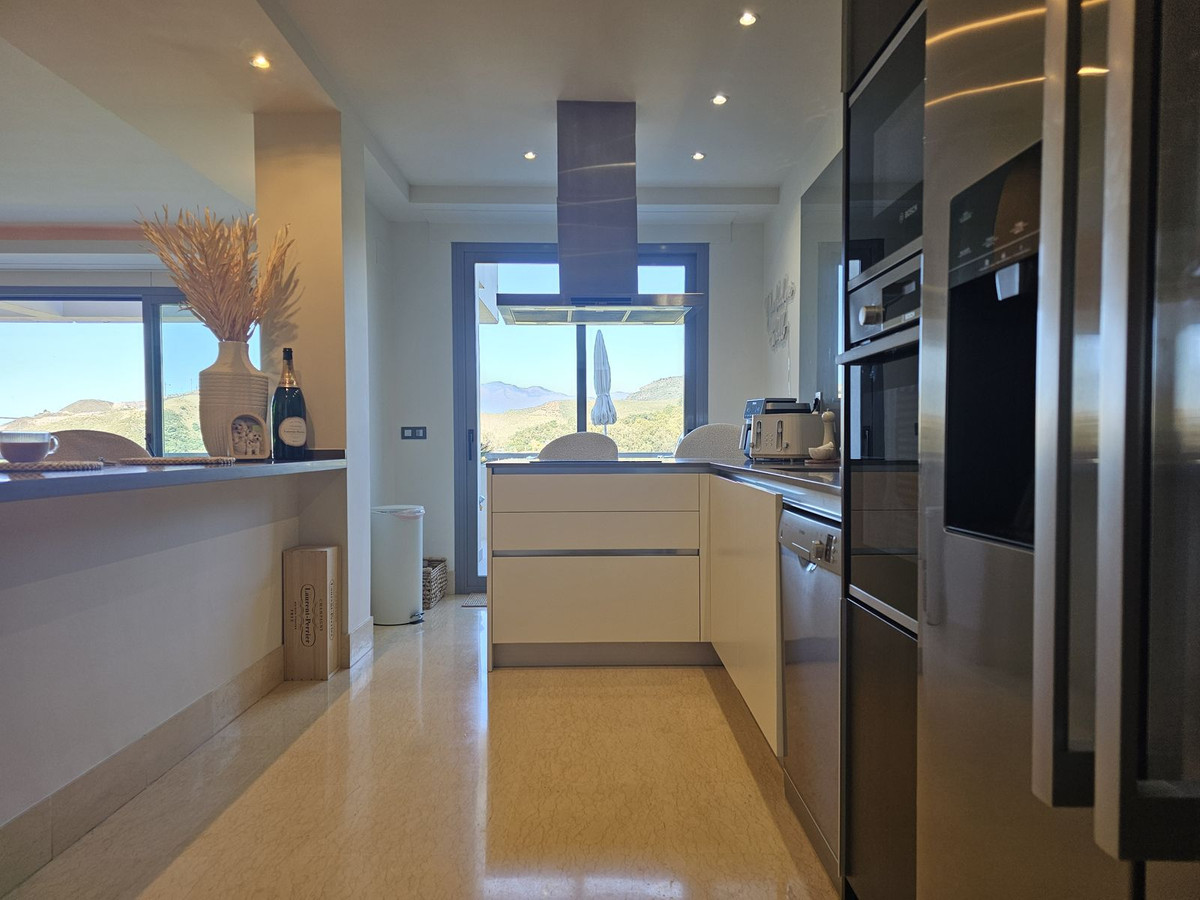 3 Bedroom Apartment for Sale in Benahavís — view 10