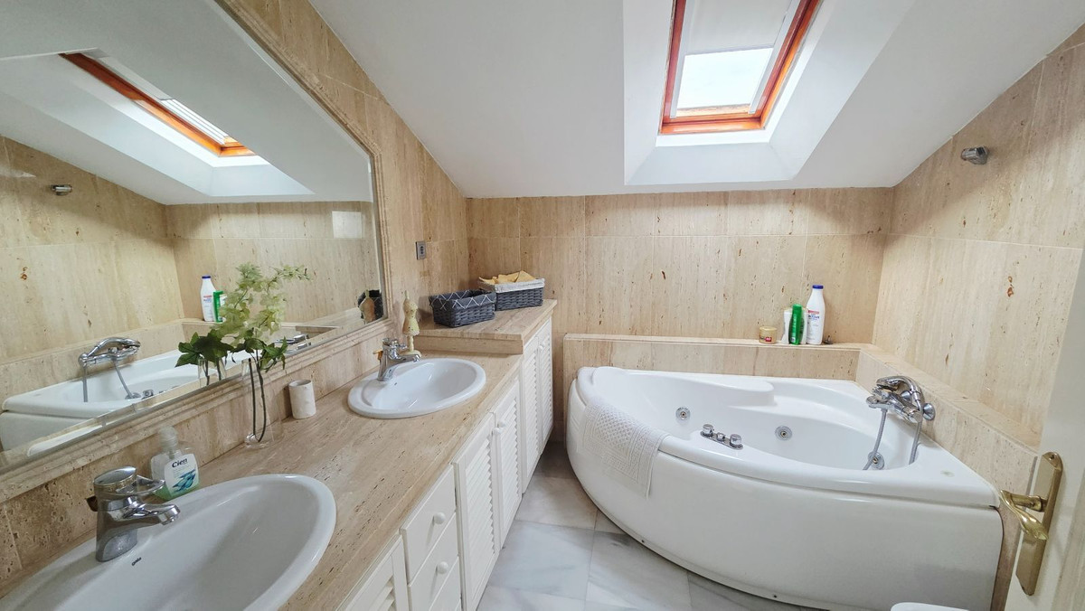 3 Bedroom Villa for Sale in The Golden Mile — view 18