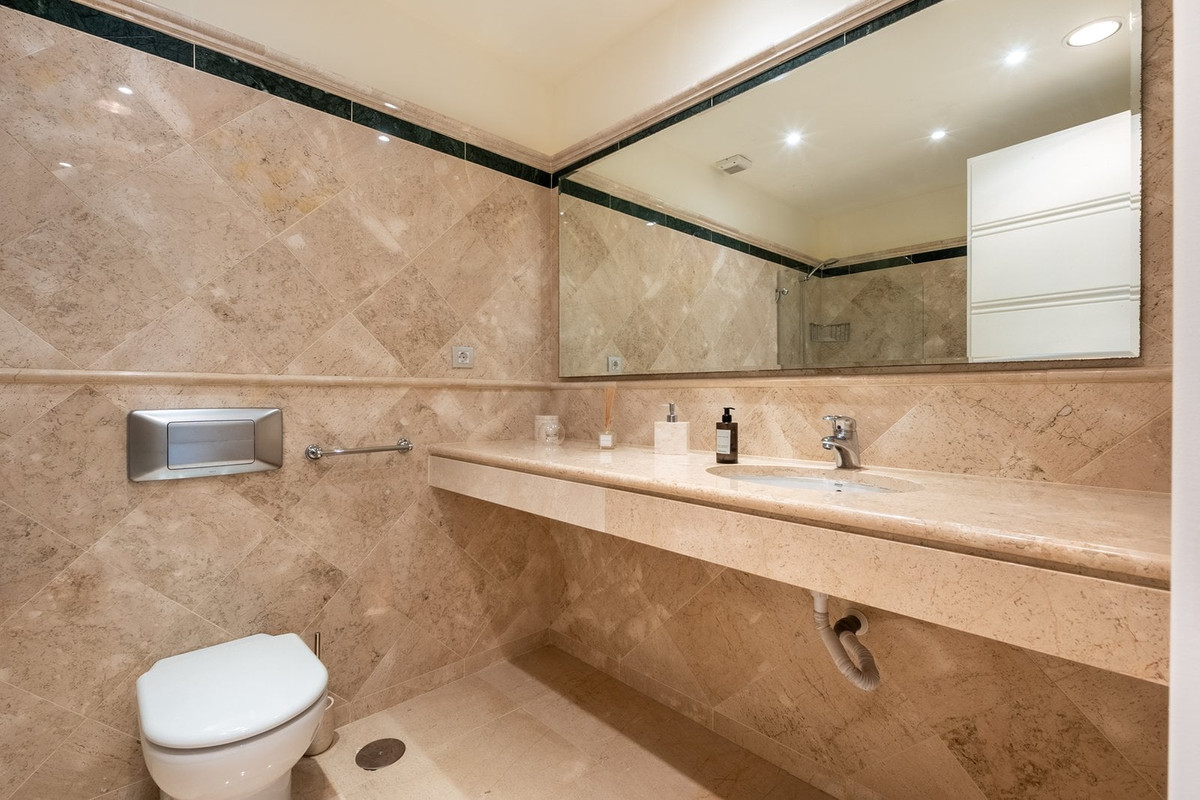 3 Bedroom Apartment for Sale in Marbella — view 17