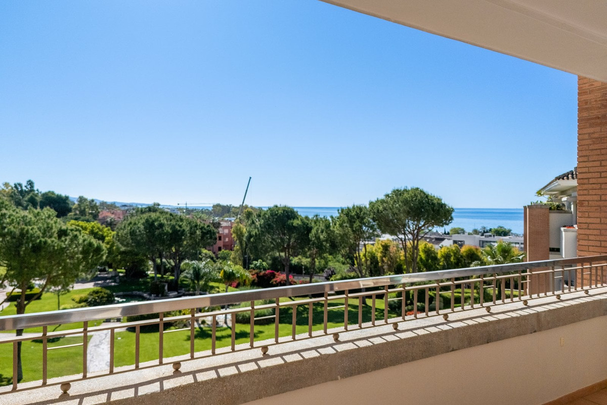 3 Bedroom Apartment for Sale in Marbella — view 3