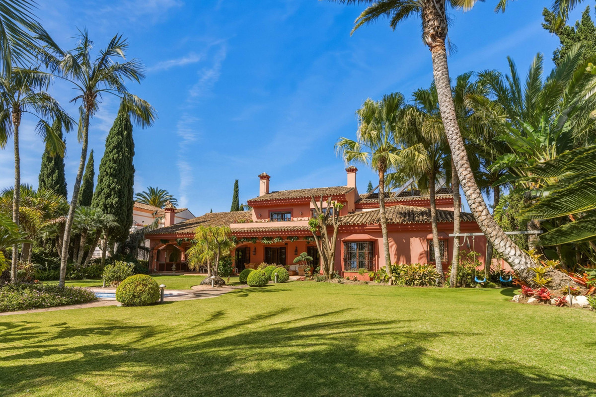 6 Bedroom Villa for Sale in Guadalmina Alta