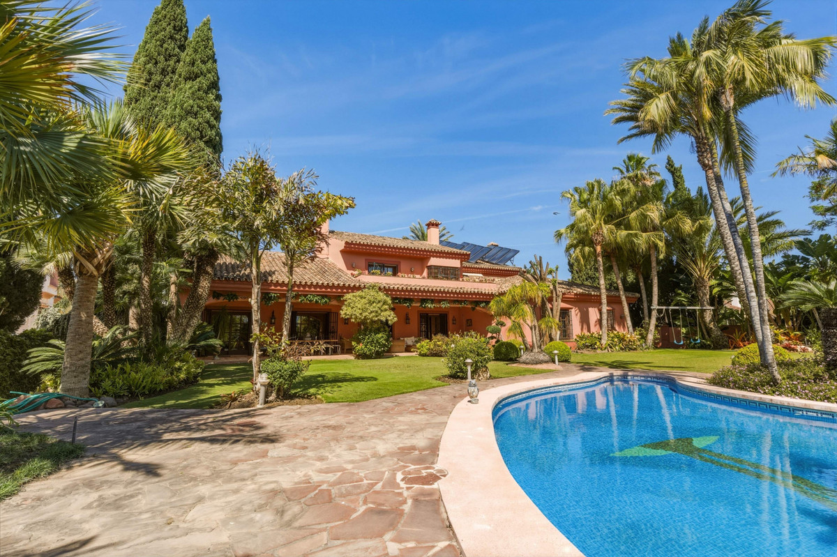 6 Bedroom Villa for Sale in Guadalmina Alta — view 2
