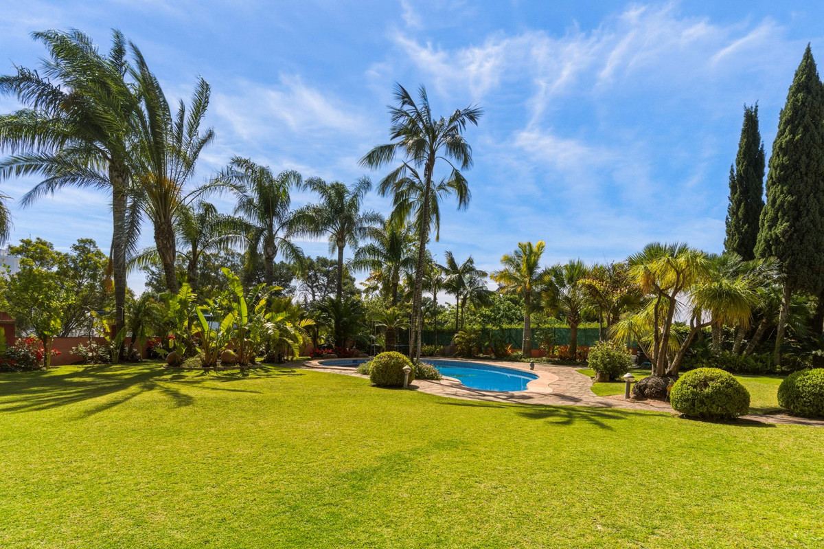 6 Bedroom Villa for Sale in Guadalmina Alta — view 14