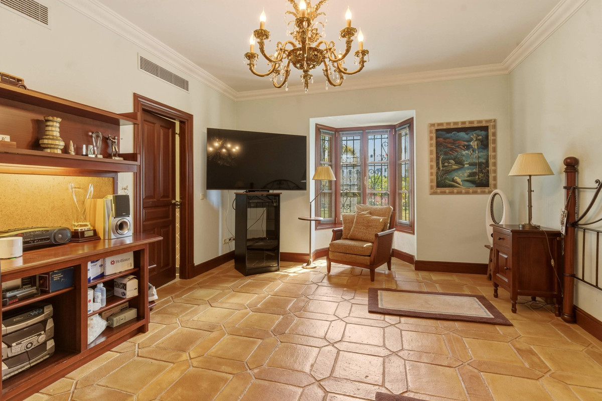 6 Bedroom Villa for Sale in Guadalmina Alta — view 18