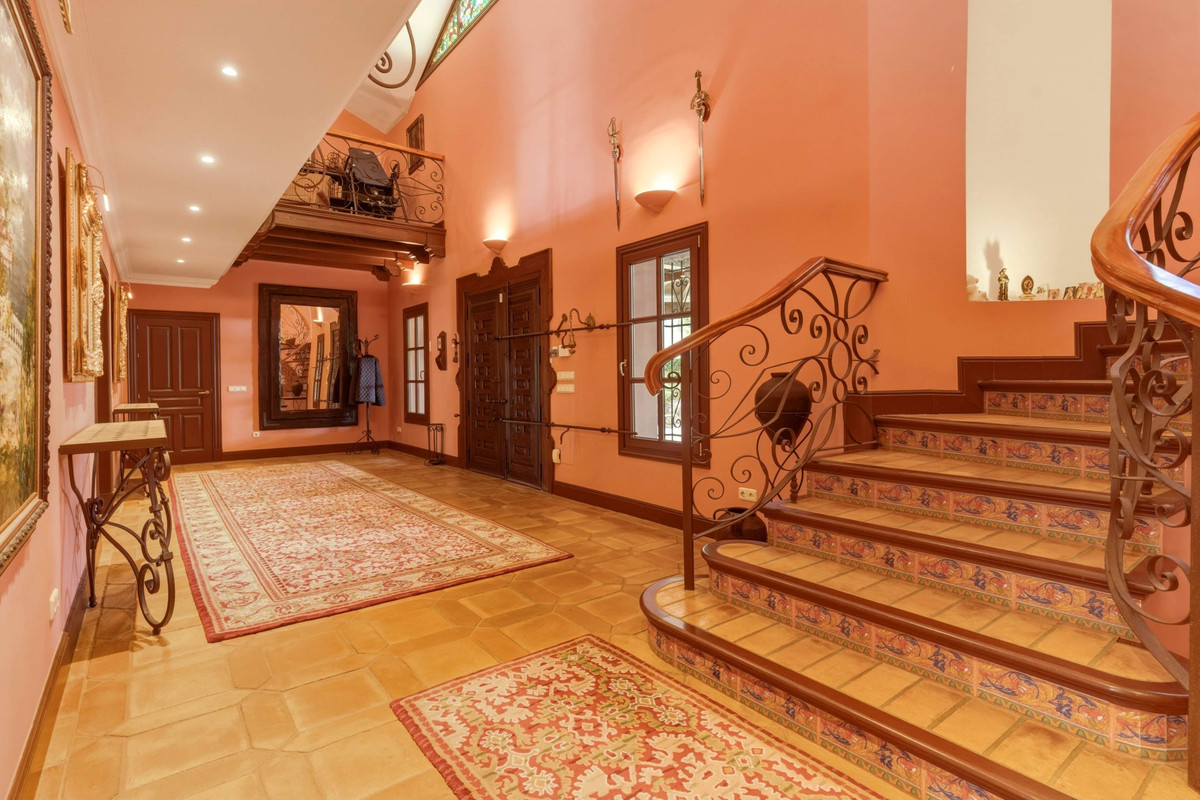 6 Bedroom Villa for Sale in Guadalmina Alta — view 19