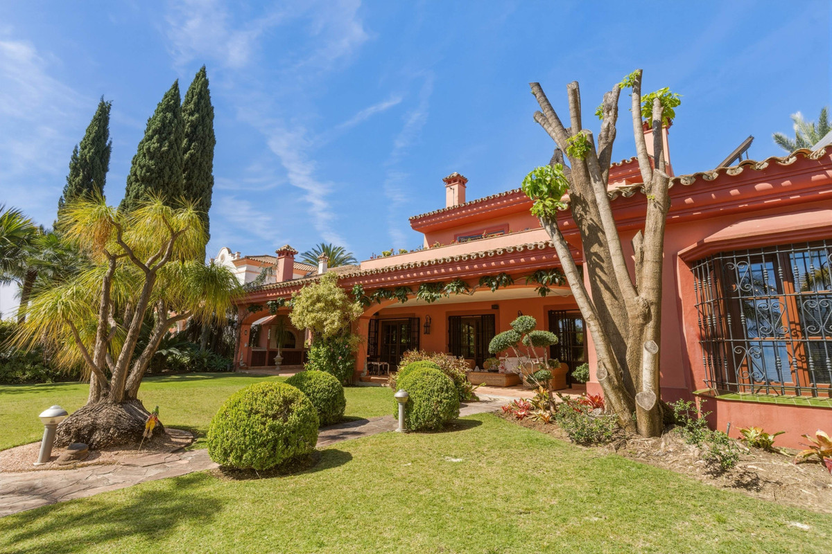 6 Bedroom Villa for Sale in Guadalmina Alta — view 3