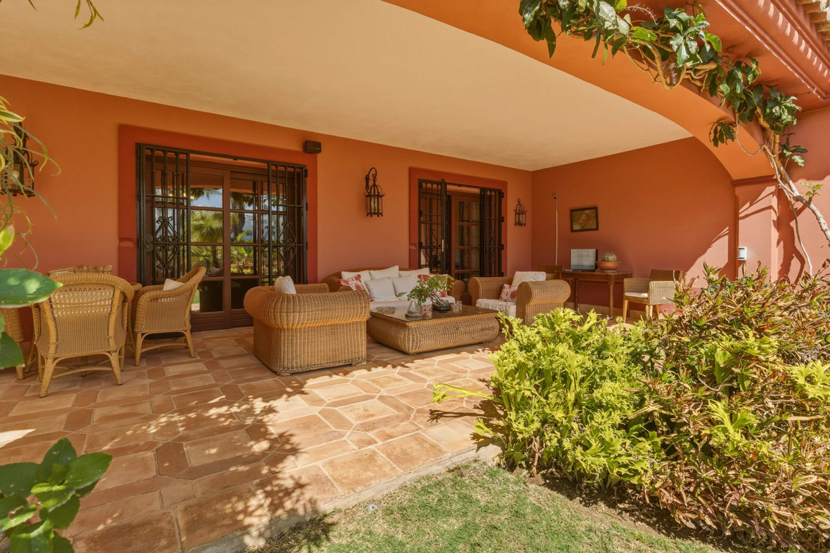 6 Bedroom Villa for Sale in Guadalmina Alta — view 5