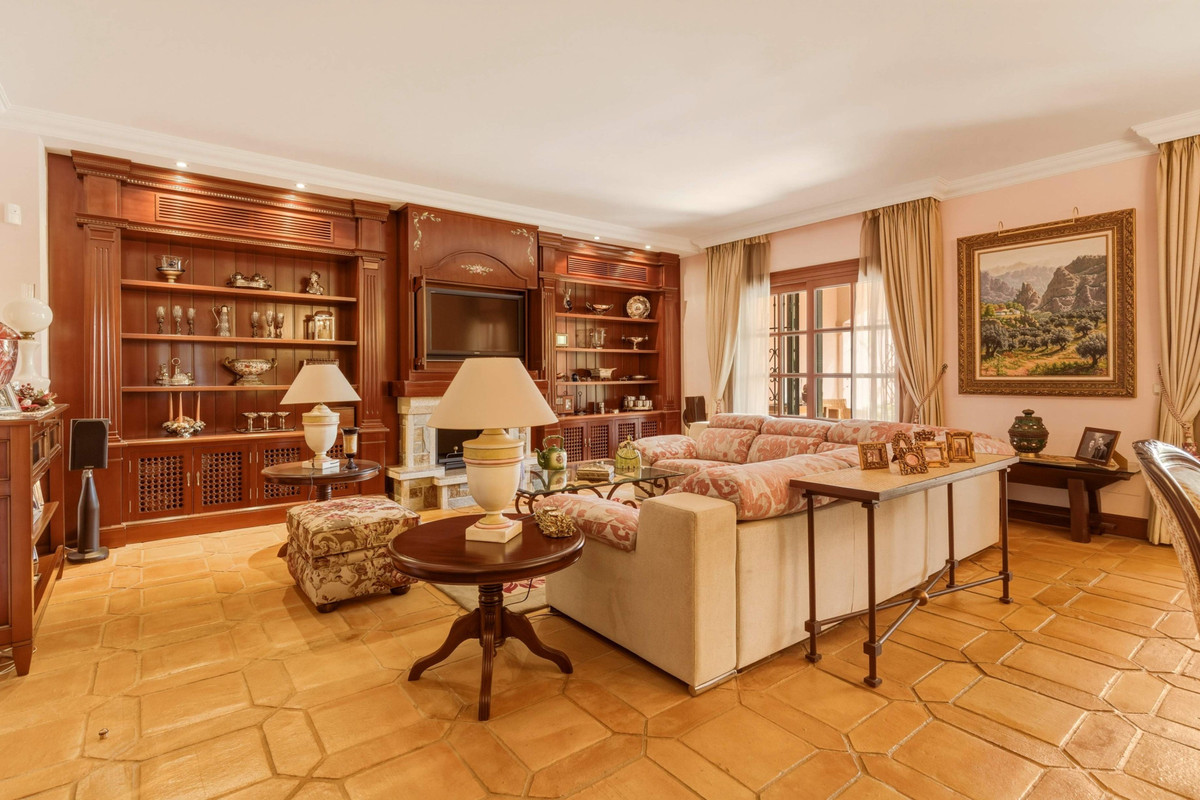 6 Bedroom Villa for Sale in Guadalmina Alta — view 7