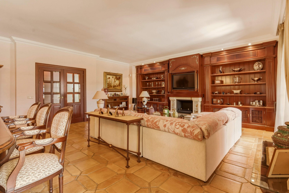 6 Bedroom Villa for Sale in Guadalmina Alta — view 8