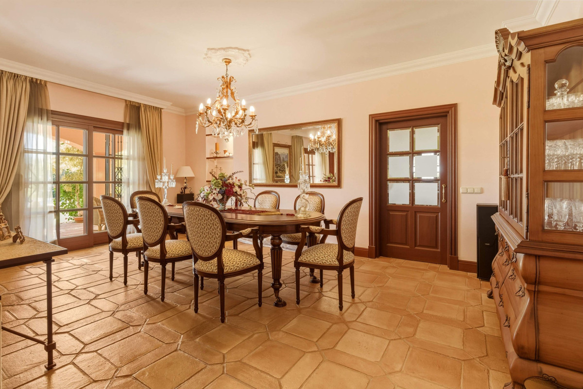 6 Bedroom Villa for Sale in Guadalmina Alta — view 9