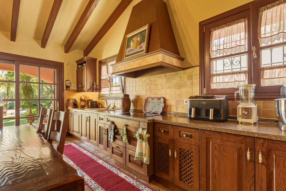 6 Bedroom Villa for Sale in Guadalmina Alta — view 10