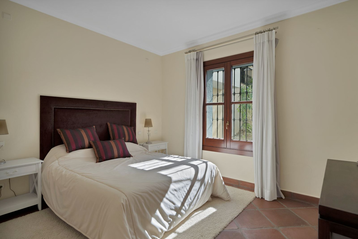 3 Bedroom Villa for Sale in Benahavís — view 11