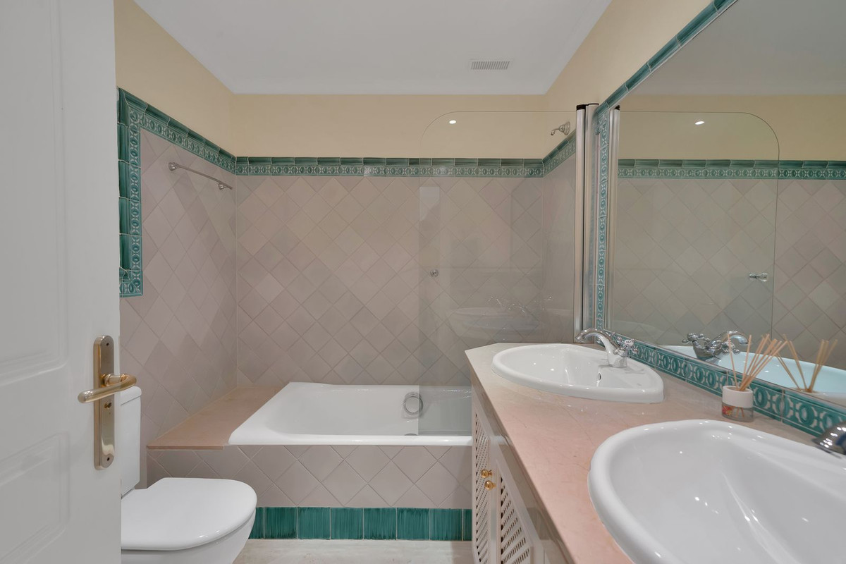 3 Bedroom Villa for Sale in Benahavís — view 12