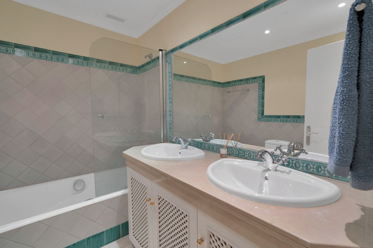 3 Bedroom Villa for Sale in Benahavís — view 15