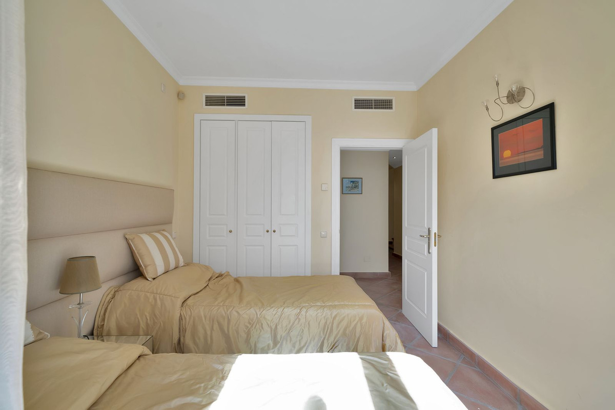 3 Bedroom Villa for Sale in Benahavís — view 18
