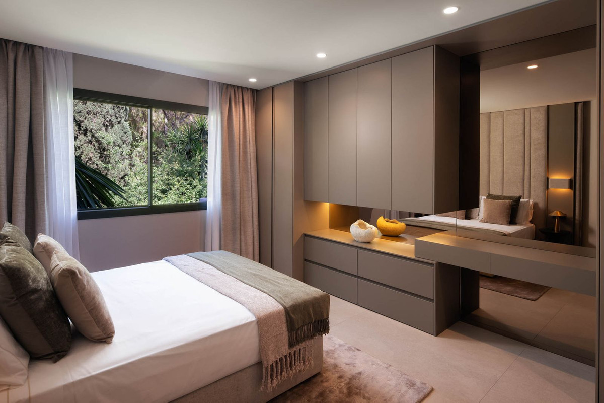 4 Bedroom Apartment for Sale in The Golden Mile — view 12