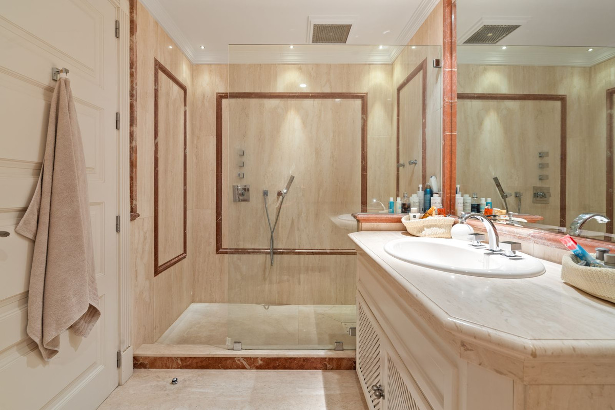 4 Bedroom Villa for Sale in Sierra Blanca — view 17