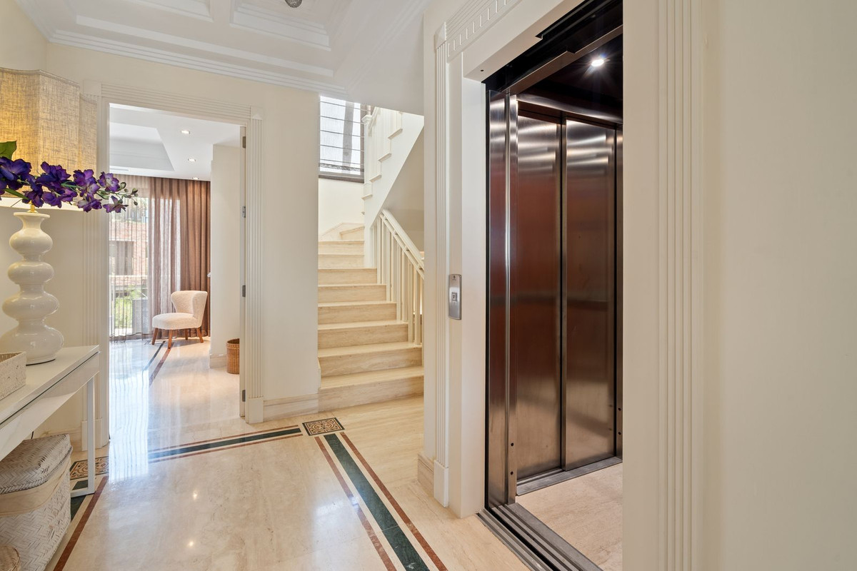 4 Bedroom Villa for Sale in Sierra Blanca — view 10
