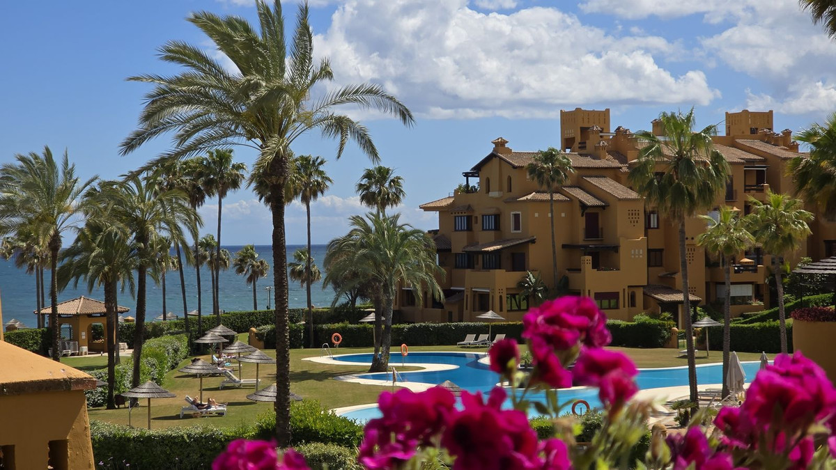 3 Bedroom Apartment for Sale in Estepona — view 2