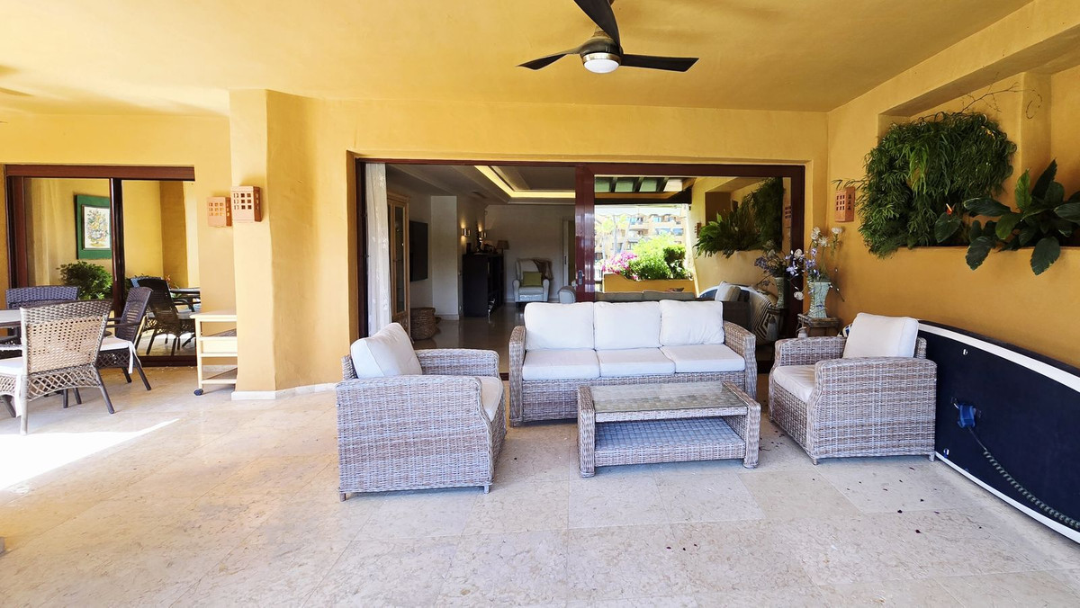 3 Bedroom Apartment for Sale in Estepona — view 11