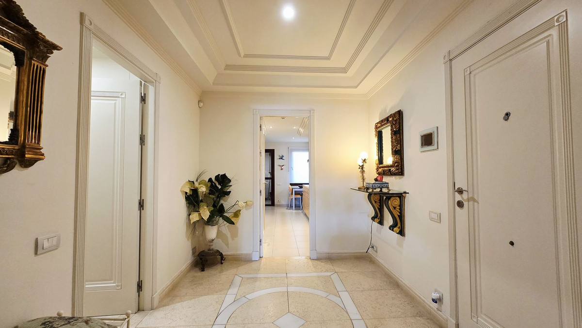 3 Bedroom Apartment for Sale in Estepona — view 13