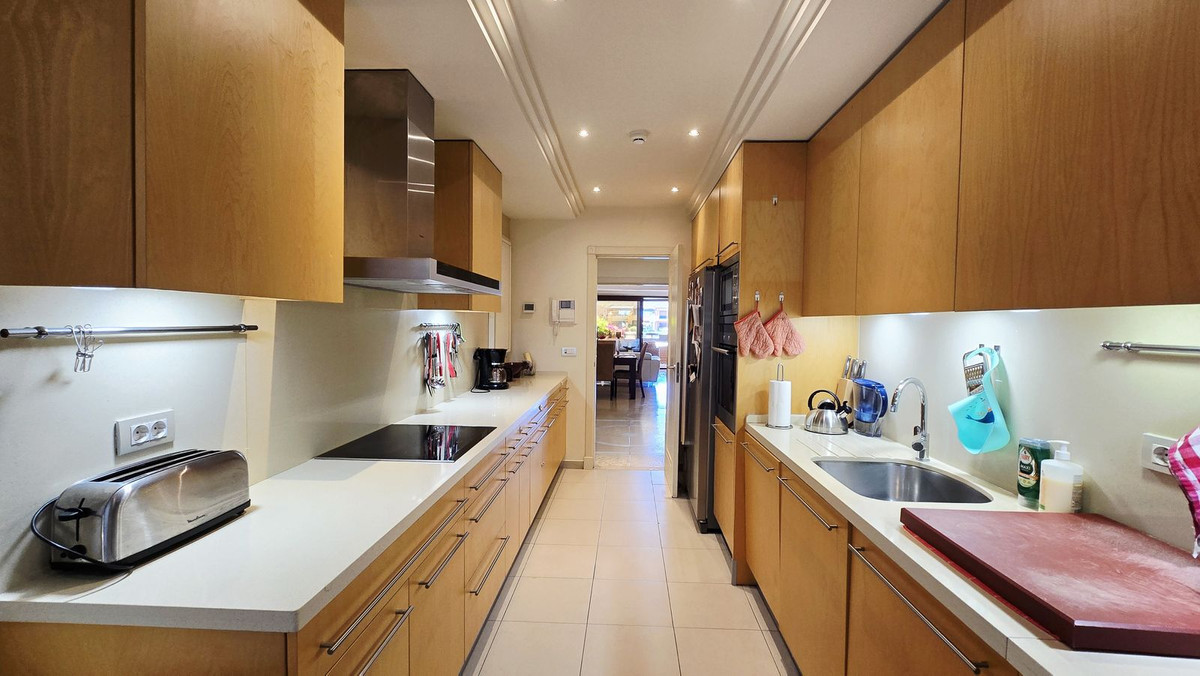 3 Bedroom Apartment for Sale in Estepona — view 14