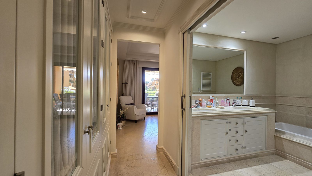 3 Bedroom Apartment for Sale in Estepona — view 16