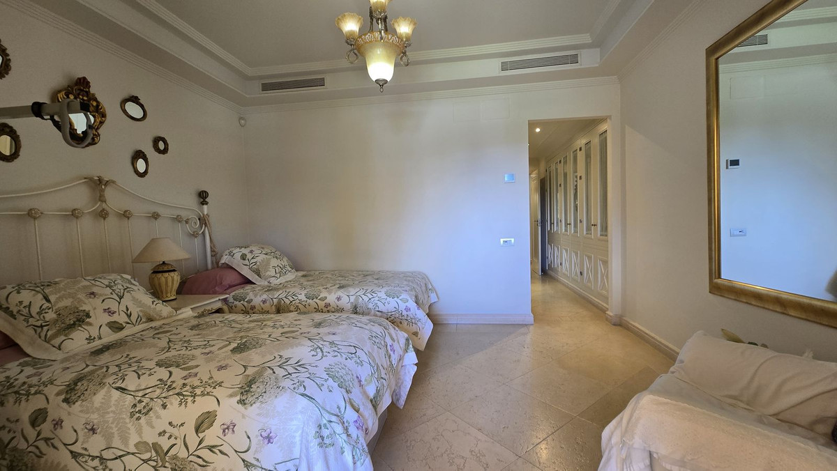 3 Bedroom Apartment for Sale in Estepona — view 17