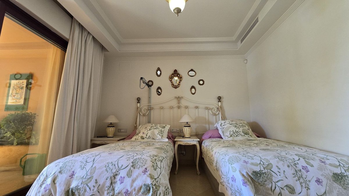 3 Bedroom Apartment for Sale in Estepona — view 18