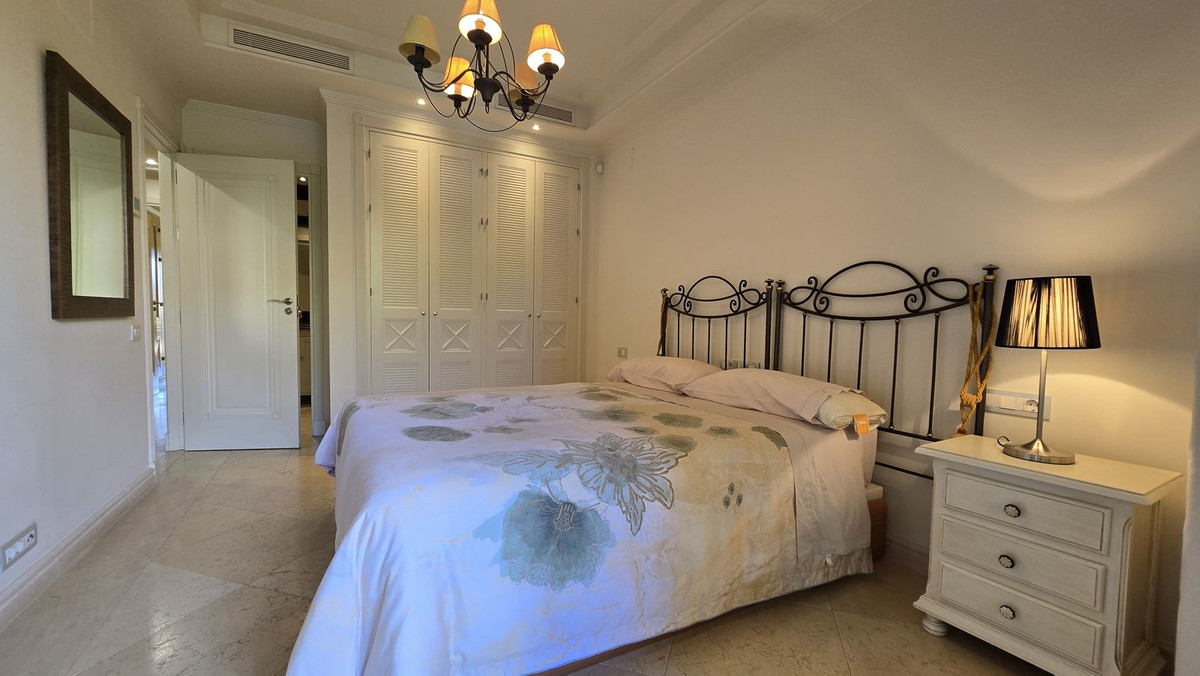 3 Bedroom Apartment for Sale in Estepona — view 20