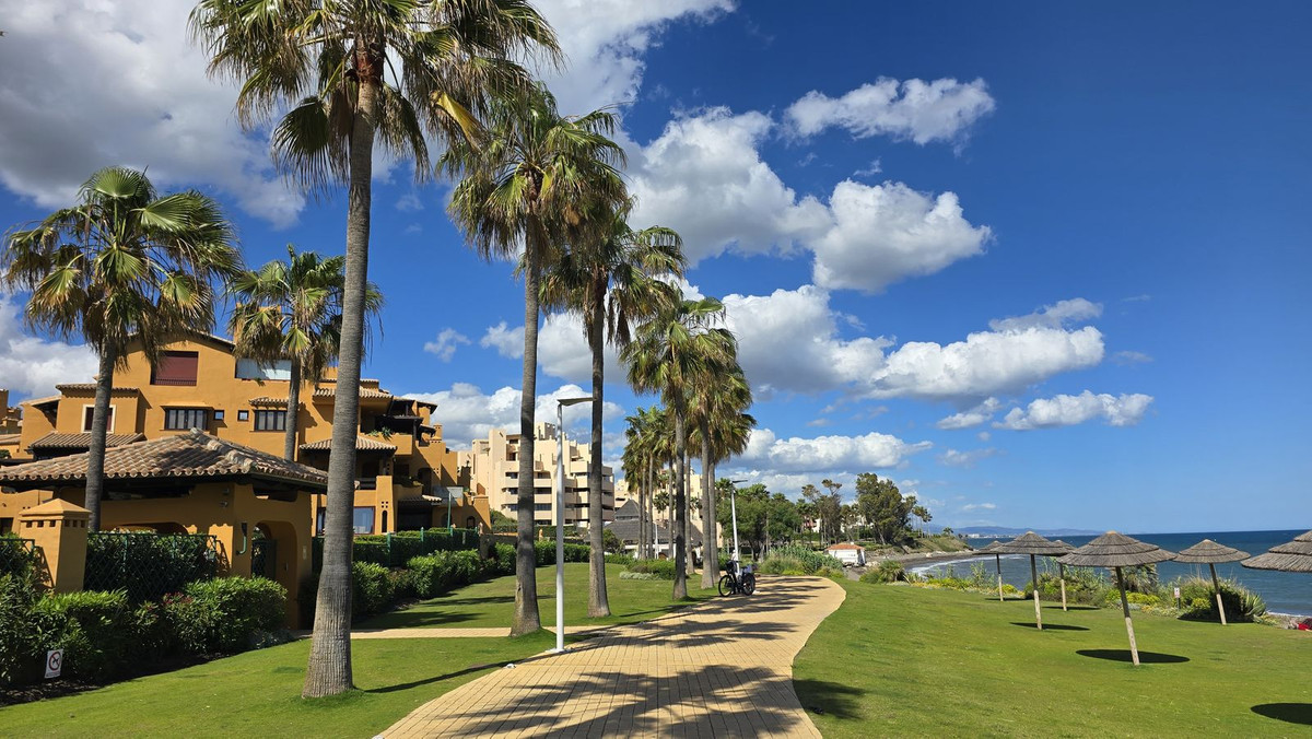 3 Bedroom Apartment for Sale in Estepona — view 5