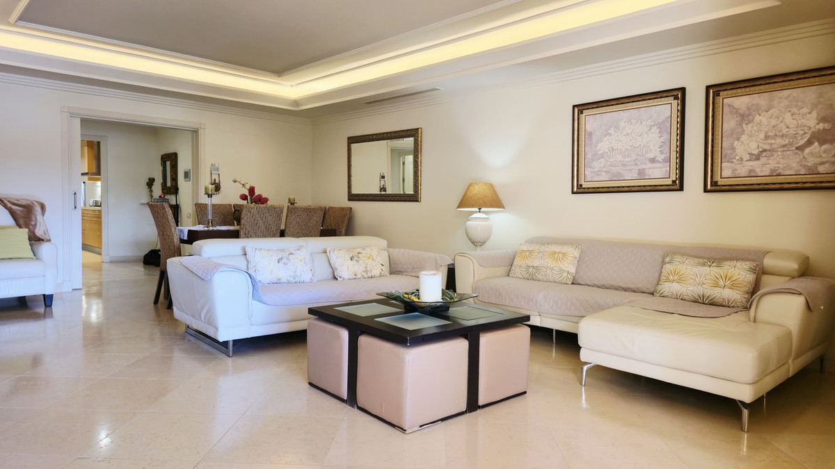 3 Bedroom Apartment for Sale in Estepona — view 6