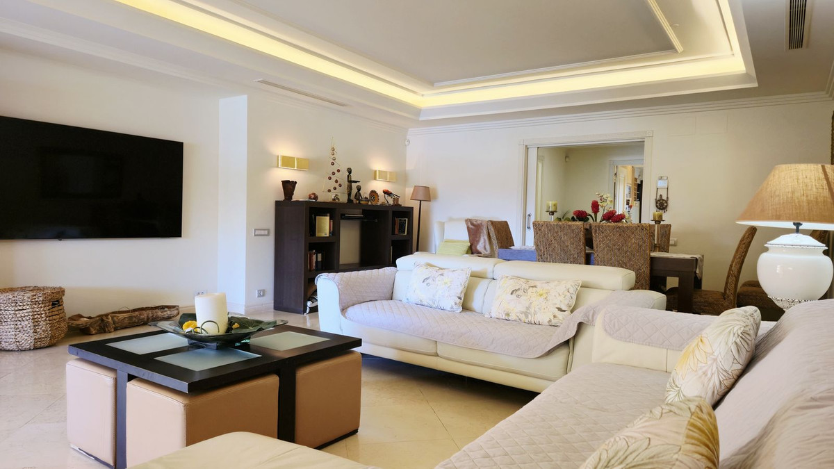 3 Bedroom Apartment for Sale in Estepona — view 7