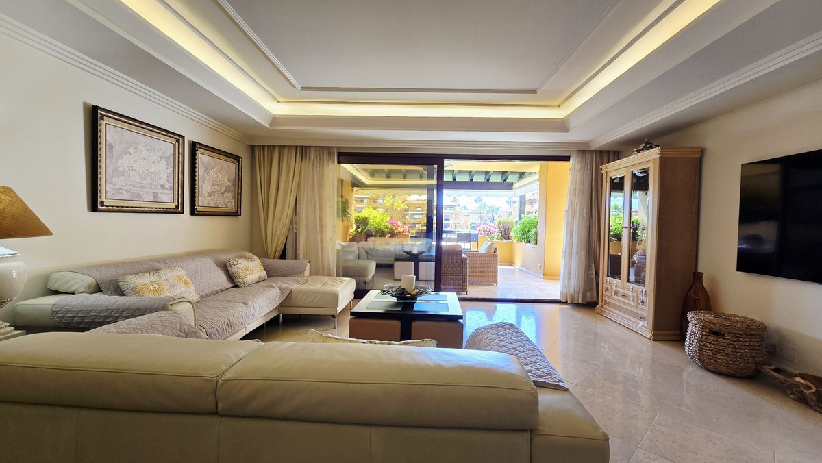 3 Bedroom Apartment for Sale in Estepona — view 8