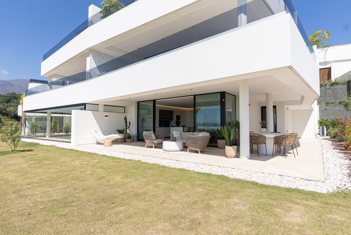 3 Bedroom Apartment for Sale in Estepona — view 3